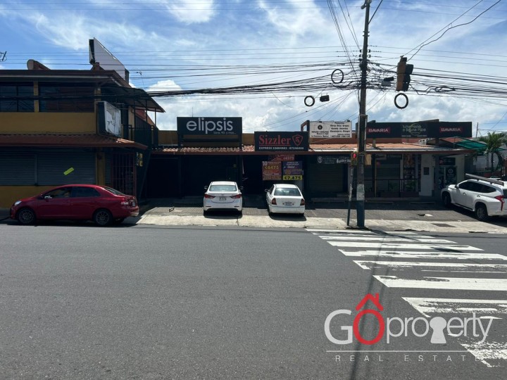 Venta de plaza comercial en Heredia, calle principal!